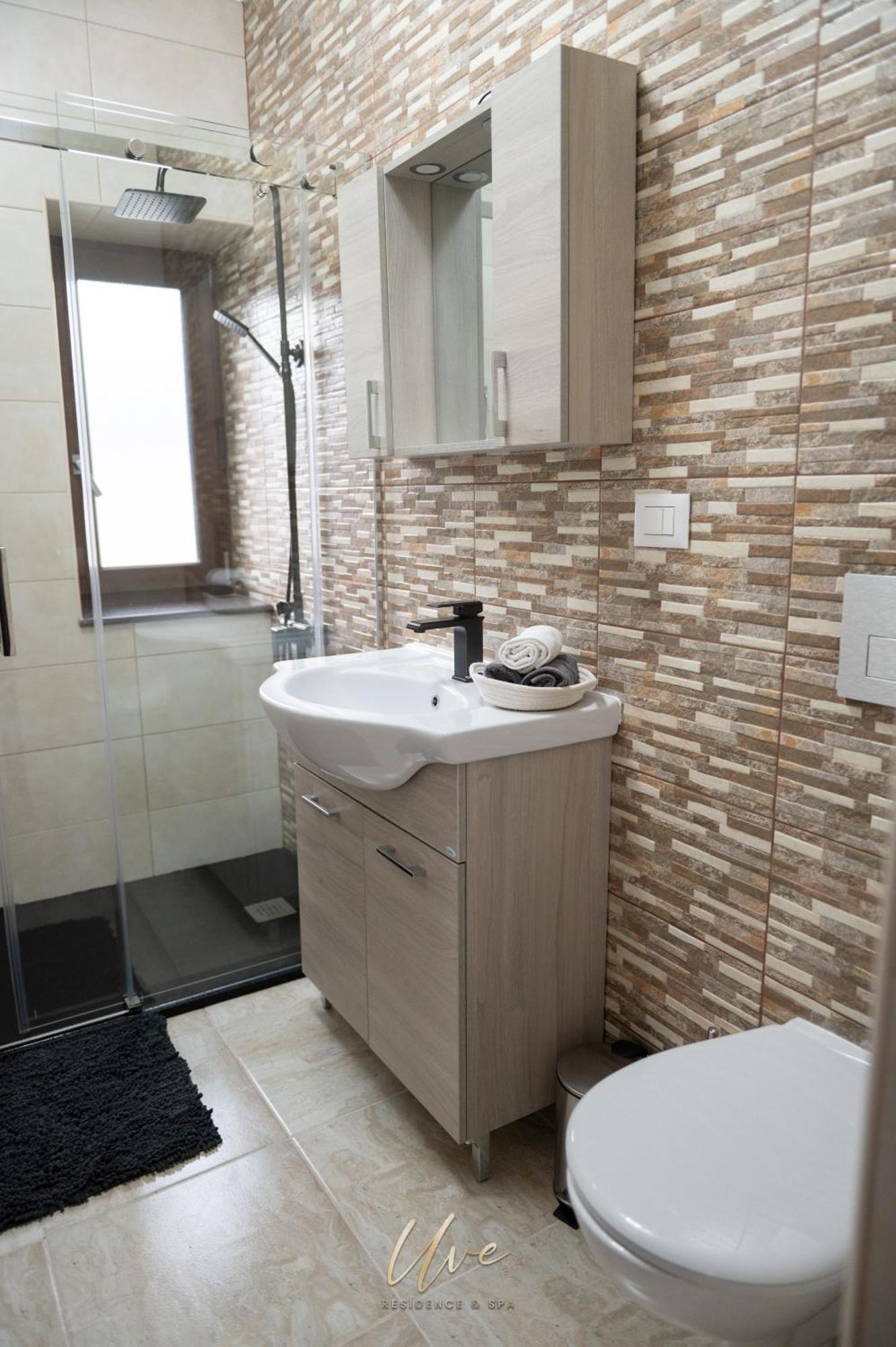 Uve Residence & Spa Piatra Neamt Bagian luar foto
