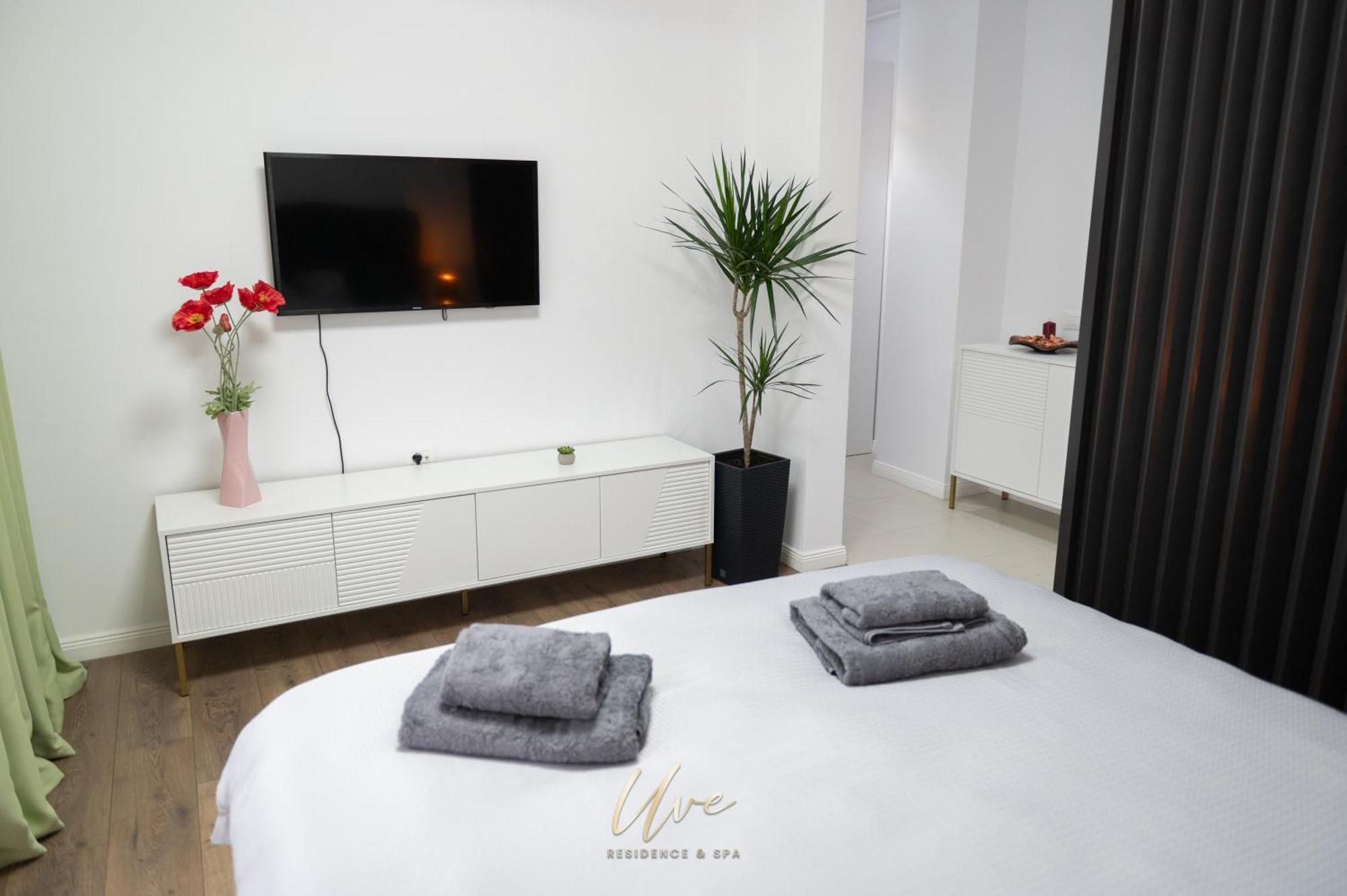 Uve Residence & Spa Piatra Neamt Bagian luar foto