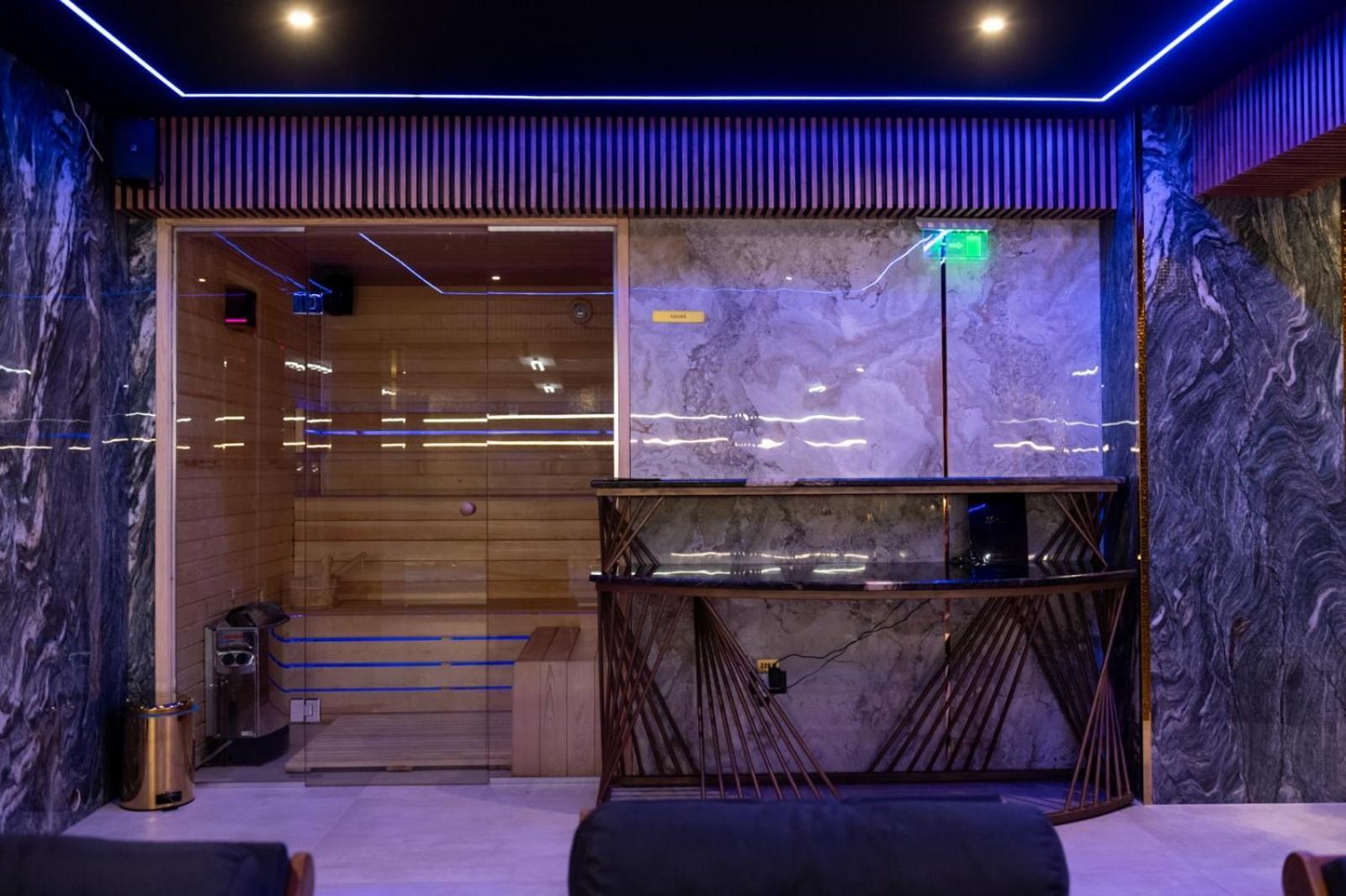 Uve Residence & Spa Piatra Neamt Bagian luar foto