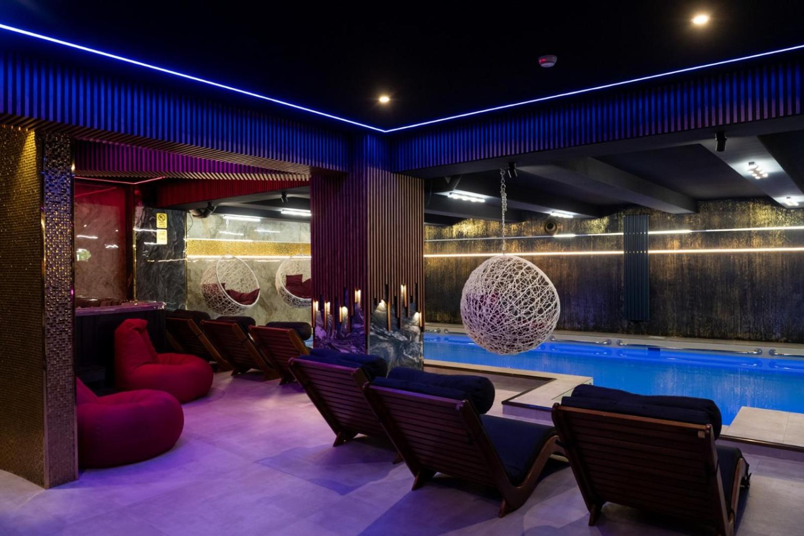 Uve Residence & Spa Piatra Neamt Bagian luar foto